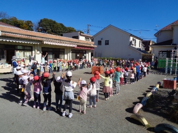 キャンプファイヤーでダンスをしている様子